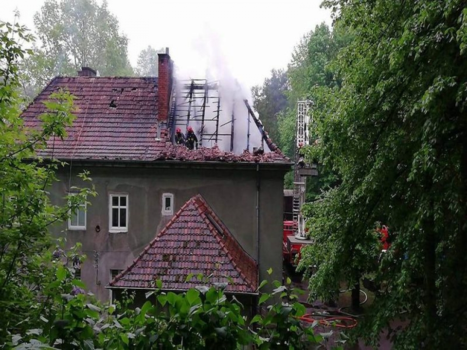 Pożar dachu w budynku wielorodzinnym w Sulęcinie
