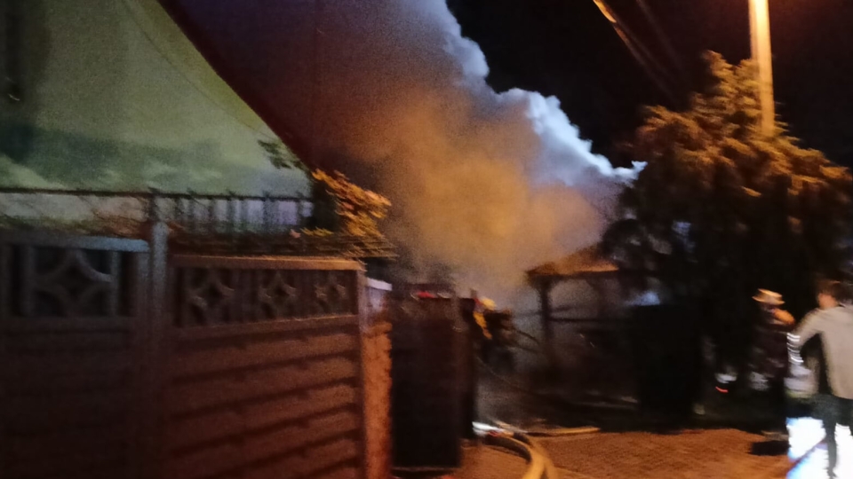 Wieczorny pożar koło Nowej Soli. Płonął budynek gospodarczy, udało się ocalić dom (ZDJĘCIA)