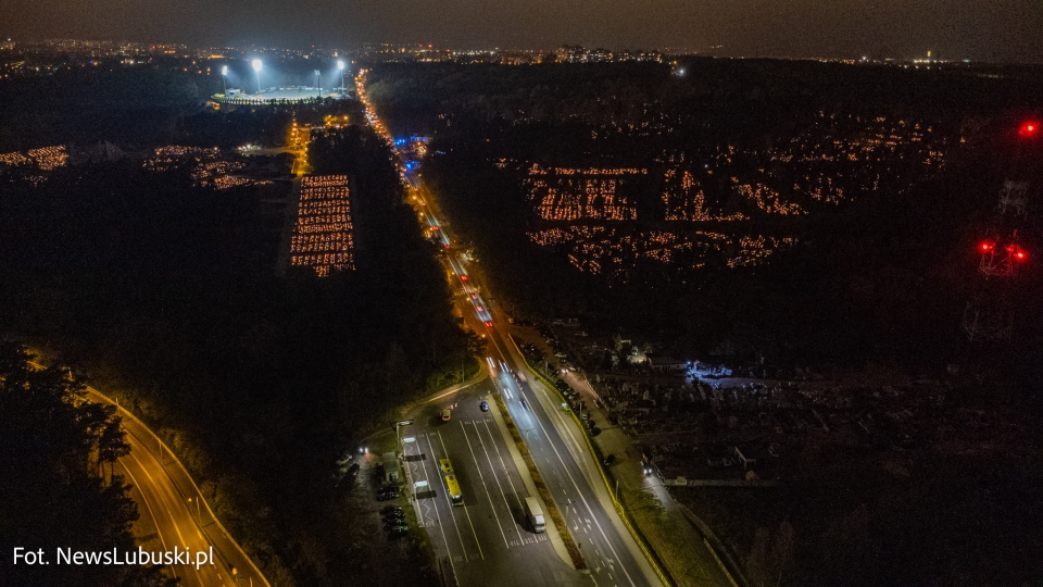 1/10 - Cmentarze nocą wyglądają niesamowicie. Tak prezentują się nekropolie w Zielonej Górze