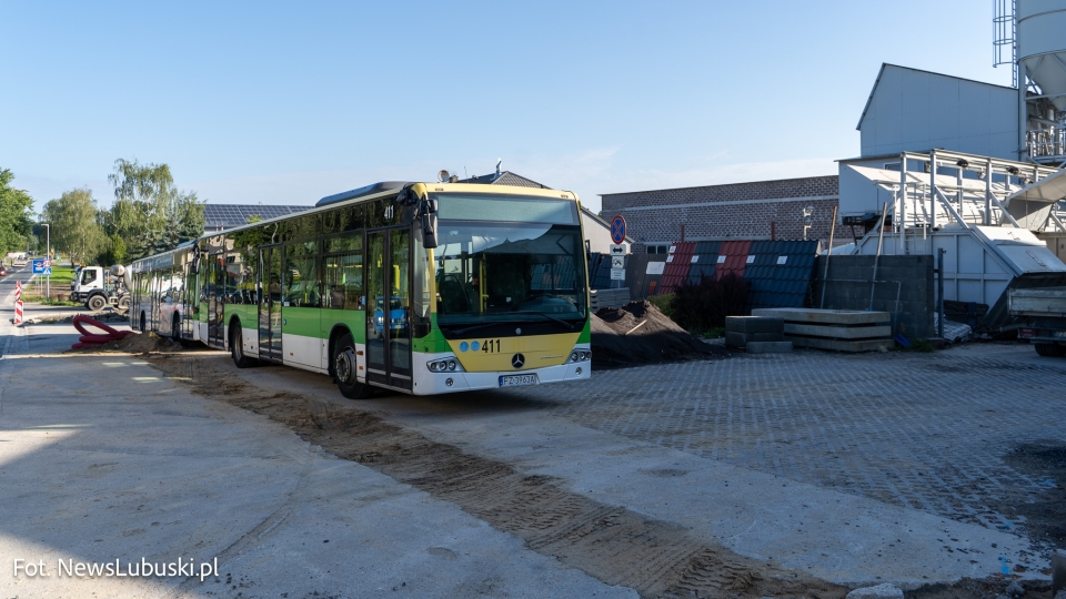 Autobusy MZK na usługach Kubickiego. Pojazdy stoją przed prywatną firmą i utrudniają wjazd