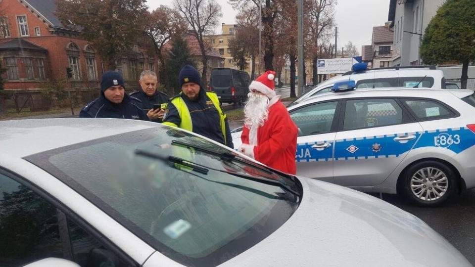 Policyjny Mikołaj zatrzymywał kierowców we Wschowie (ZDJĘCIA)