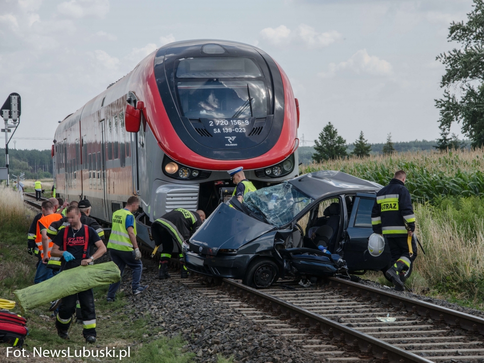 Tragiczny wypadek na przejeździe kolejowym. Pociąg ciągnął auto przez 200 metrów (ZDJĘCIA)