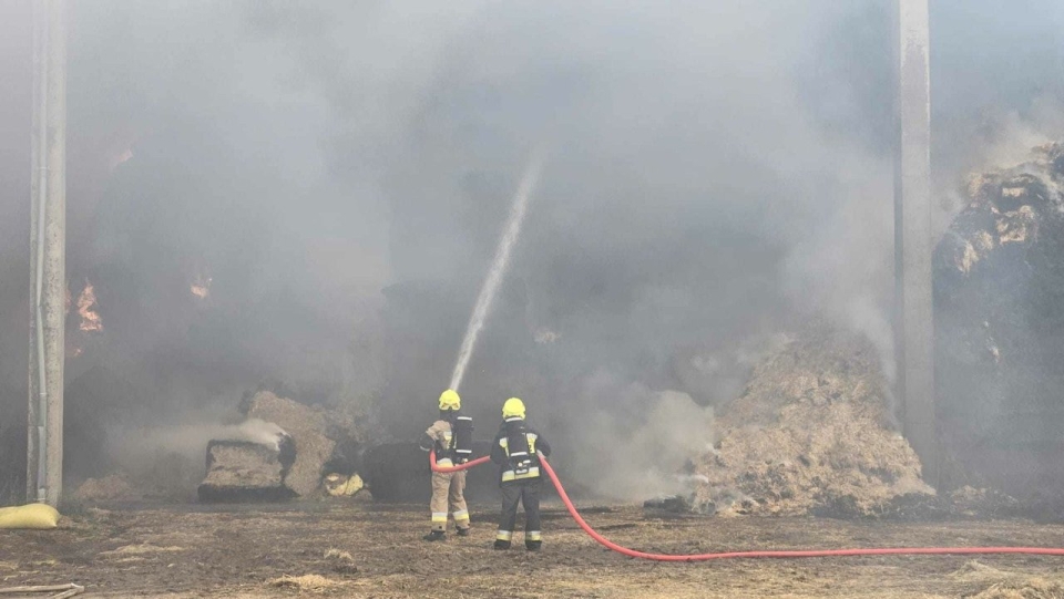 4/4 - Pożar pod Gorzowem. Płonie wiata ze słomą