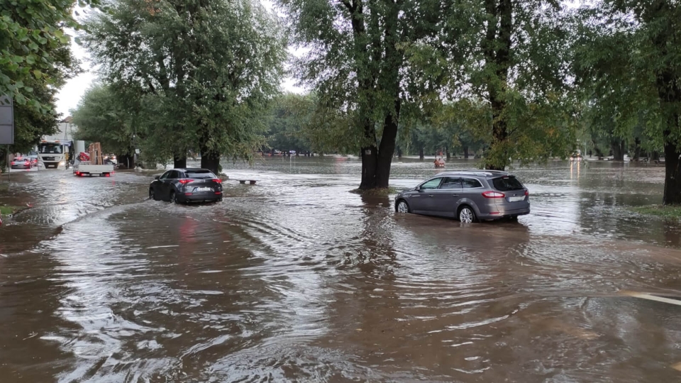 Potężna nawałnica w Gorzowie. Woda zalała miasto. "Ulicami płyną rzeki" (ZDJĘCIA)