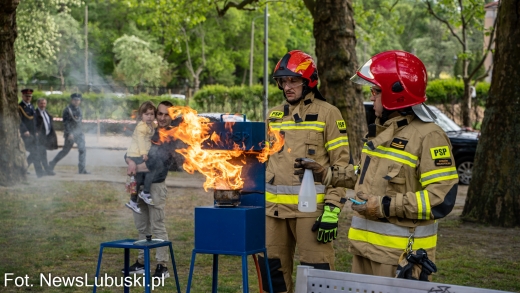 Jak gasić płonący olej? Prawidłową metodę pokazali lubuscy strażacy!