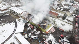 Ogromny pożar hali magazynowej koło Lubska. W akcji 11 zastępów straży pożarnej (ZDJĘCIA, FILM)