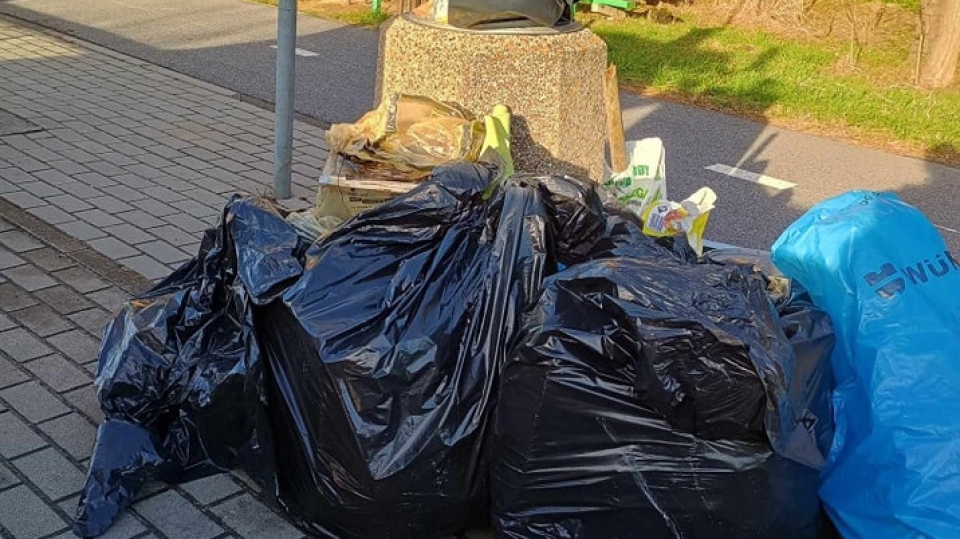 Wywóz śmieci po remoncie? Ktoś podrzucił je na przystanek
