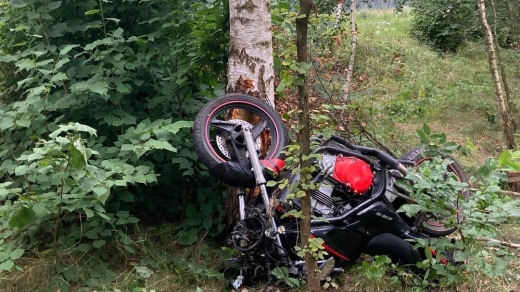 Wypadek koło Strzelec Krajeńskich. Motocykl roztrzaskał się o drzewo