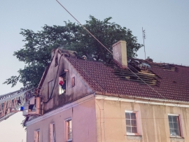 Pożar poddasza budynku w dzielnicy Zielonej Góry - Zatoniu. Jedna osoba poszkodowana (ZDJĘCIA)
