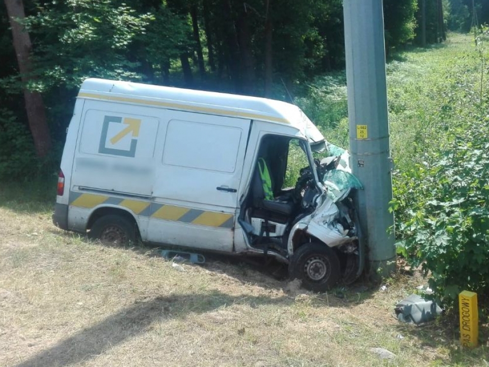 Śmiertelny wypadek w pobliżu Brzozowej. Bus uderzył w ciężarówkę i wylądował na słupie (ZDJĘCIA)