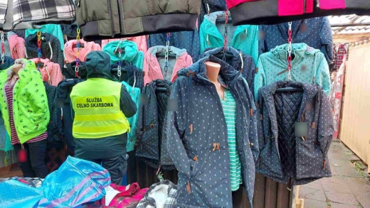 Akcja celników na bazarze i giełdzie. Sprzedawano podrabiane ubrania (ZDJĘCIA)