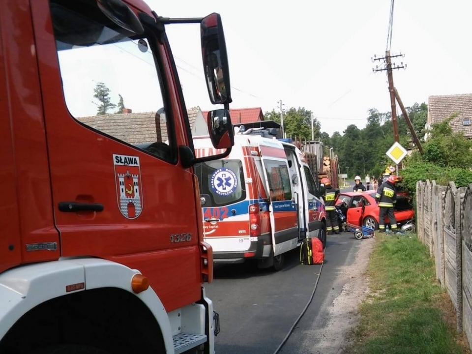 Osobówka czołowo zderzyła się z ciężarówką w Tarnowie Jeziernym. W akcji śmigłowiec LPR 