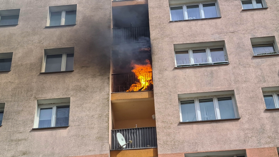 Zielona Góra: Płonie balkon na 5 piętrze w bloku. Trwa ewakuacja mieszkańców! (ZDJĘCIA)