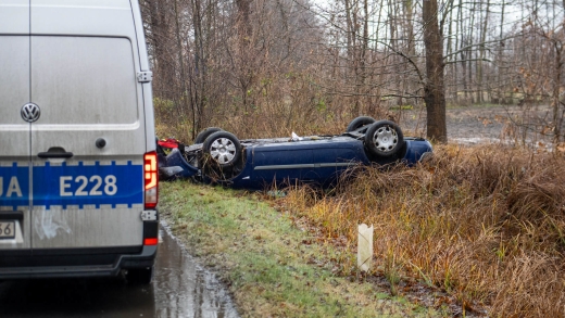 Wypadek w Zielonej Górze. Auto wypadło z drogi i leży na dachu (ZDJĘCIA)