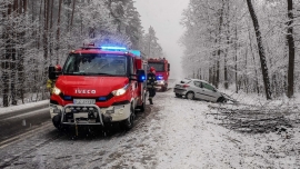Fatalne warunki na drogach w regionie. Śnieg utrudnia jazdę. Ciężarówki blokują trasy