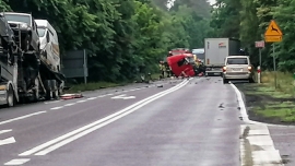 Poważny wypadek ciężarówek na DK22! Jeden z kierowców wypadł z kabiny!