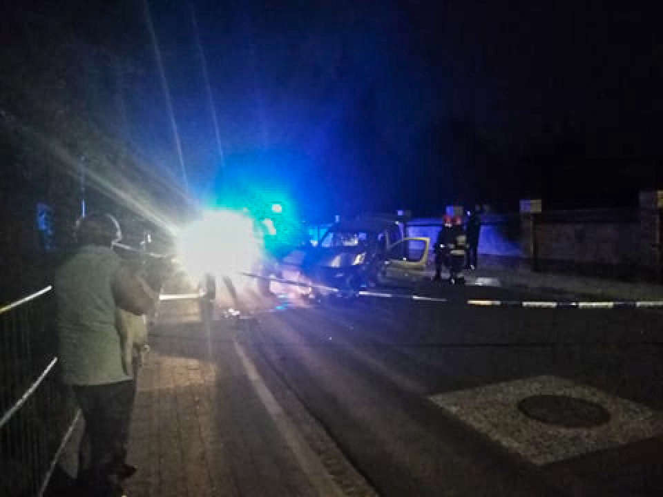 Wypadek pod Szprotawą. Auto uderzyło w mur i latarnię, jedna osoba poszkodowana