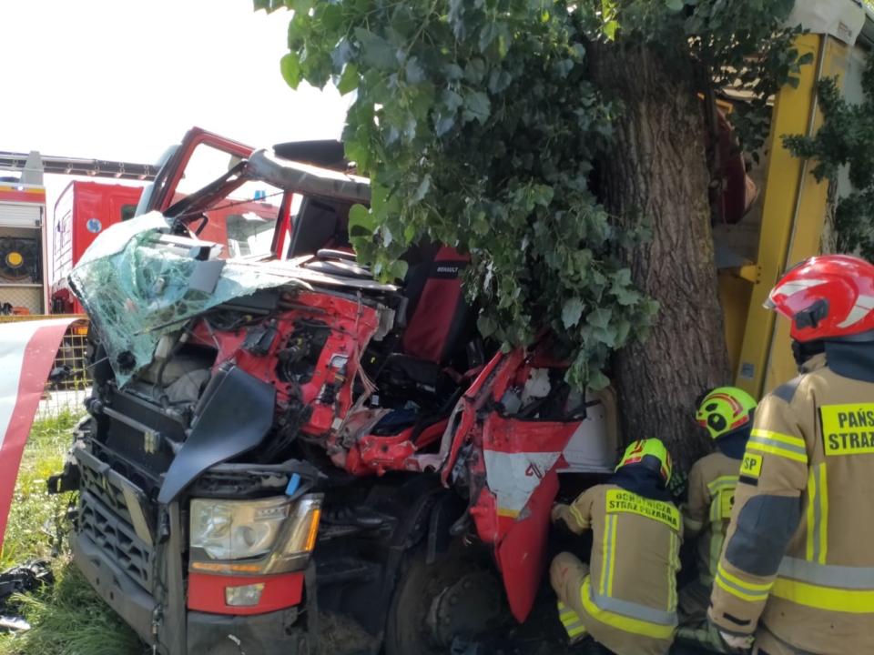 2/7 - Wypadek na krajowej &quot;92&quot; w Lubuskiem. Ciężarówka uderzyła w drzewo