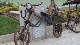 Złodzieje skradli drewniany rower, element scenografii Teatru Wagabunda