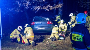 Poważny wypadek pod Zieloną Górą. Auto roztrzaskało się o drzewa (ZDJĘCIA)