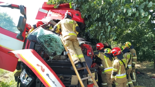Wypadek na krajowej &quot;92&quot; w Lubuskiem. Ciężarówka uderzyła w drzewo (ZDJĘCIA)