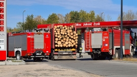Akcja strażaków na stacji paliw w Wilkanowie koło Zielonej Góry. Zapaliła się ciężarówka (ZDJĘCIA)
