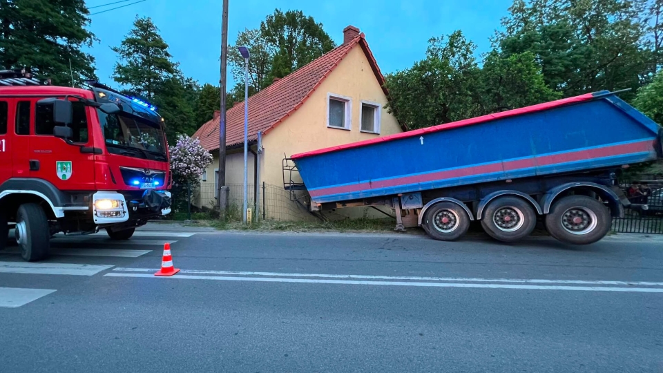 Naczepa ciężarówki uderzyła w dom w Niwiskach pod Zieloną Górą