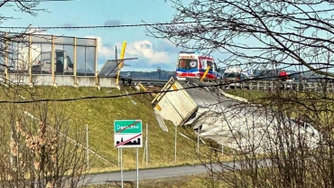 Wypadek na S3 pod Gorzowem. Ciężarówka uderzyła w busy i wypadła z drogi!
