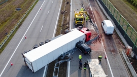 Groźny wypadek na autostradzie A2. Zderzyły się cztery pojazdy - dwa leżą na boku (ZDJĘCIA, FILM)