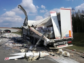 Zderzenie dwóch ciężarówek na A2. Droga zablokowana (ZDJĘCIA)