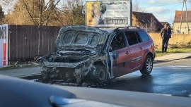 Pożar osobówki na DK32 w Gronowie. Pojazd spłonął. Są utrudnienia w ruchu