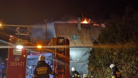 Pożar domu w Kożuchowie. Płonie poddasze. Jedna osoba ranna (ZDJĘCIA)