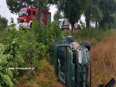 Dwa zdarzenia drogowe na trasie Małuszów - Torzym w ciągu 3 godzin. Osobówki wypadały z drogi (ZDJĘCIA)