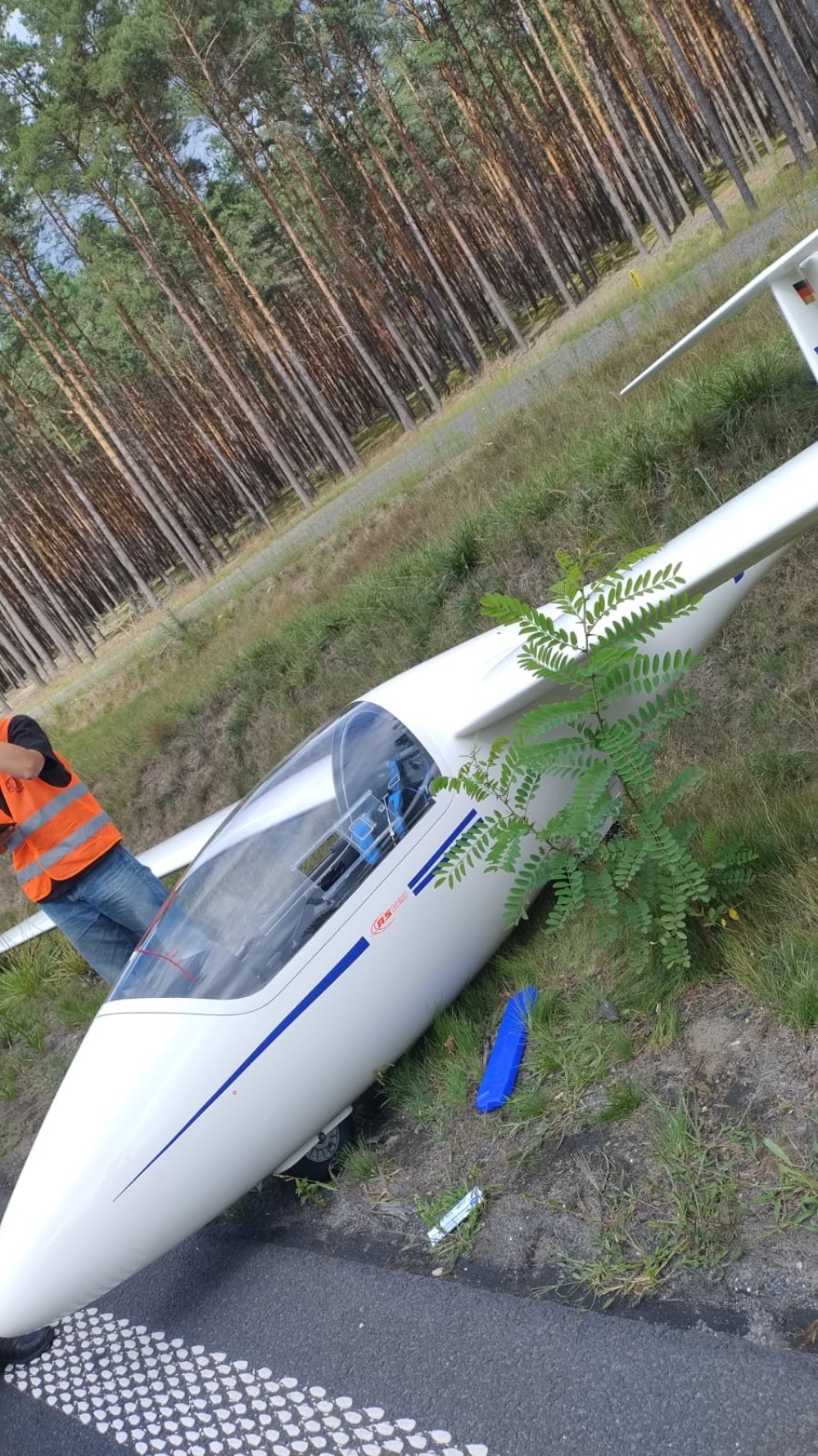 3/3 - Szybowiec wylądował na Południowej Obwodnicy Zielonej Góry. Wezwano policję