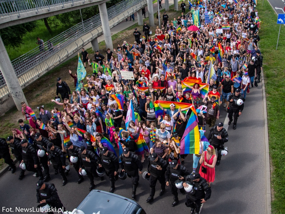 Parada Równości w Zielonej Górze. Było dużo uczestników oraz policji (ZDJĘCIA)