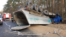 Wypadek pod Kargową. Dachowała ciężarówka. Ranny kierowca (ZDJĘCIA)