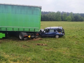 Wypadek w Gronowie. Ciężarówka czołowo zderzyła się z osobówką