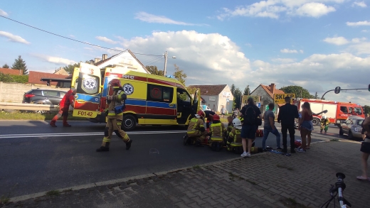 Motocyklista roztrzaskał się o osobówkę w Kaławie. Siła uderzenia była bardzo duża