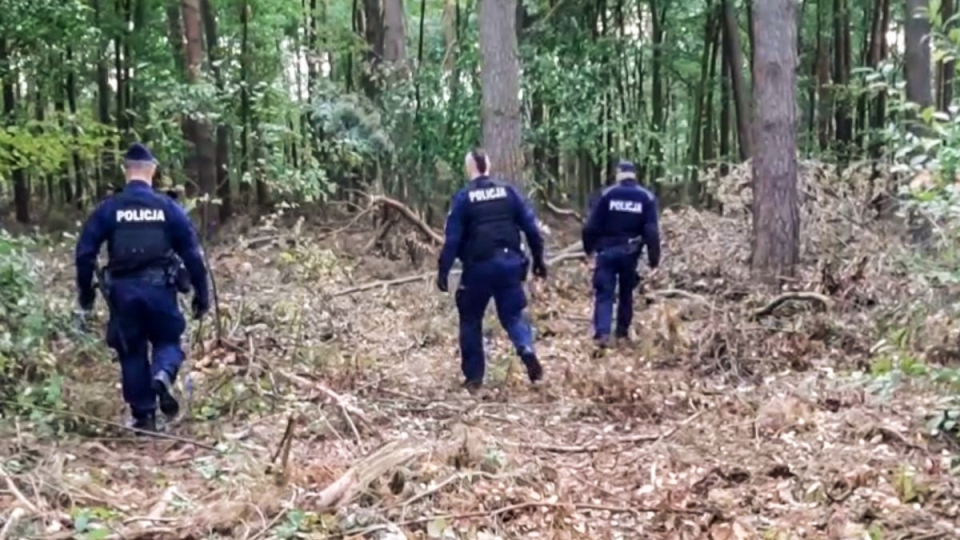 Kobieta poszła na grzyby do lasu i się zgubiła. Pomogli jej policjanci!
