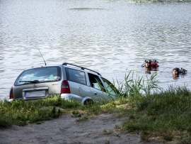 Samochód stoczył się do jeziora w Zaborze. Prawdopodobnie zawiódł hamulec (ZDJĘCIA)