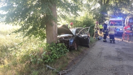 Wypadek koło Świebodzina. Samochód uderzył w drzewo. Dwie osoby ranne (ZDJĘCIA)