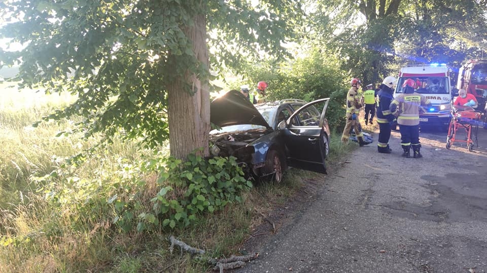 Wypadek koło Świebodzina. Samochód uderzył w drzewo