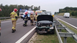 Wypadek na S3 koło Gorzowa. Osobówka uderzyła w barierki. Dwie osoby ranne