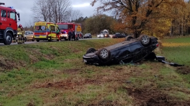 Wypadek na DW138. Dachowanie BMW. Auto wypadło z drogi (ZDJĘCIA)