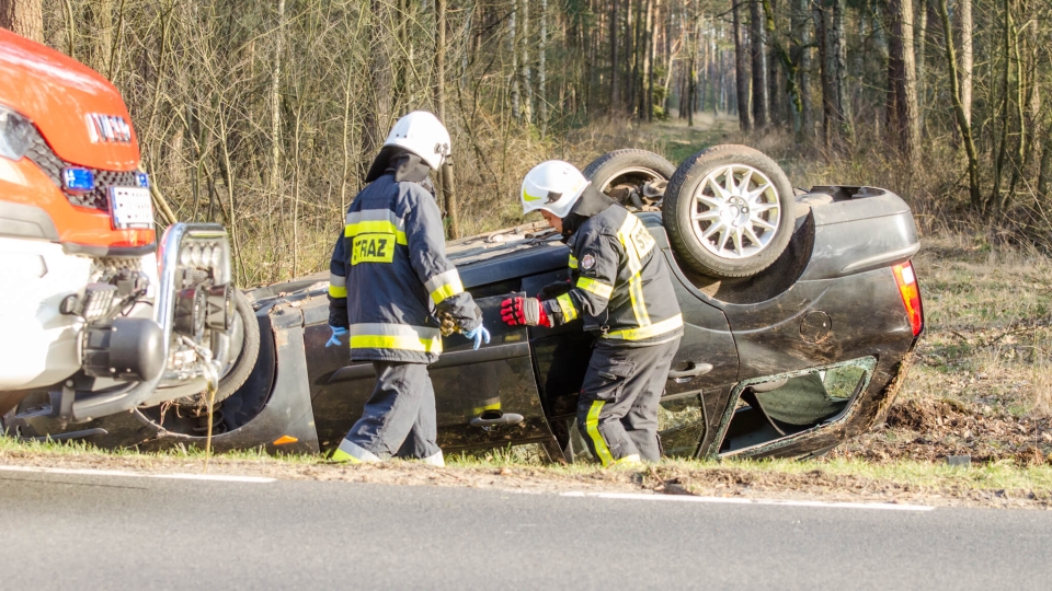 Wypadek na DK27 pod Świdnicą. Dachowała osobówka. Jest osoba poszkodowana (ZDJĘCIA)