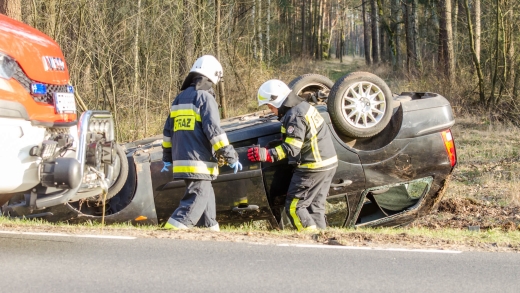 Wypadek na DK27 pod Świdnicą. Dachowała osobówka. Jest osoba poszkodowana (ZDJĘCIA)