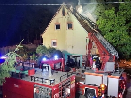 Tragiczny pożar domu w Templewie. Nie żyje mężczyzna, kobieta została ranna (ZDJĘCIA)
