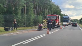 Kolizja na krajowej "27" koło Wilkanowa. Motocyklista uderzył w osobówkę (ZDJĘCIA)