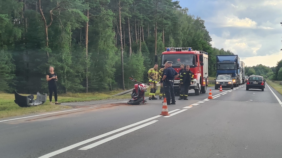 Kolizja na krajowej "27" koło Wilkanowa. Motocyklista uderzył w osobówkę