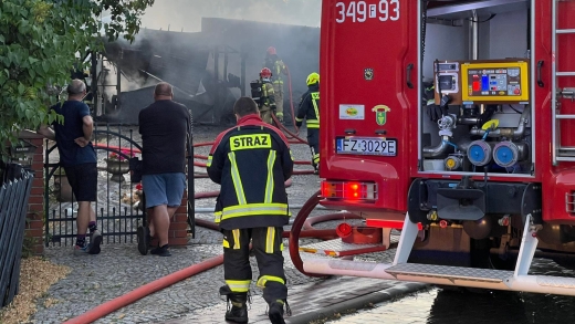 Pożar garaży w Starym Kisielinie. Spłonęły motory i bus (ZDJĘCIA)